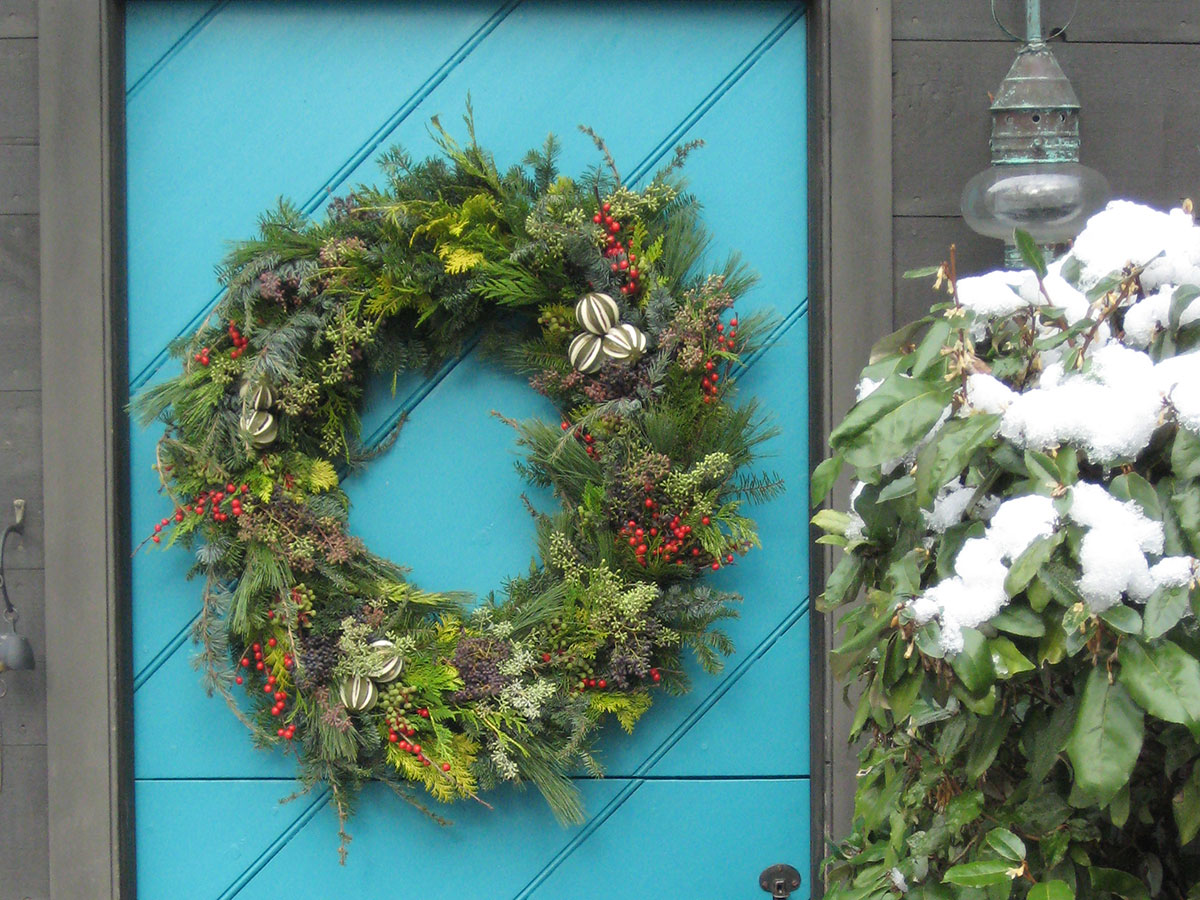 containers_wreath_turquoise_door